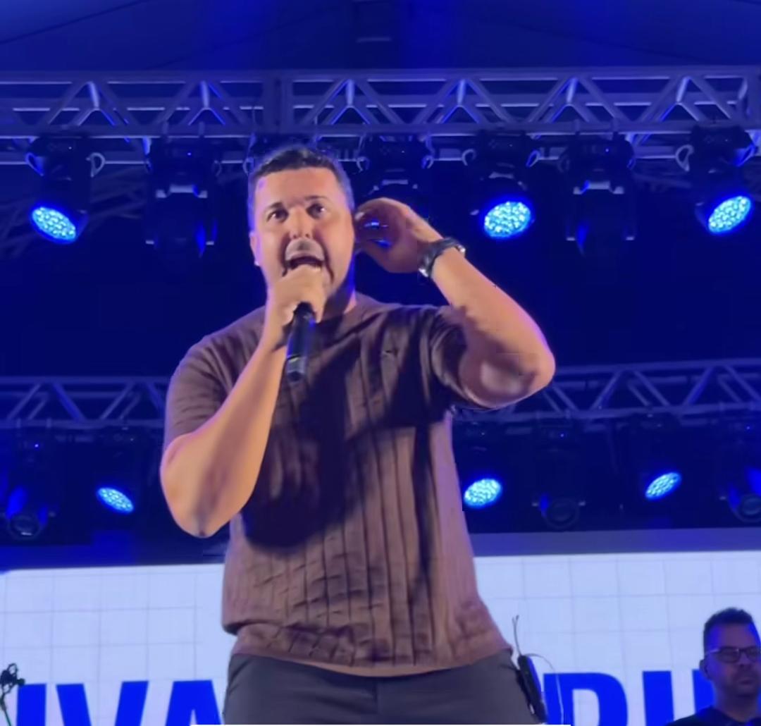Cantor gospel Allef Souza destaca honra de cantar em Serrinha durante primeira noite do Louva
