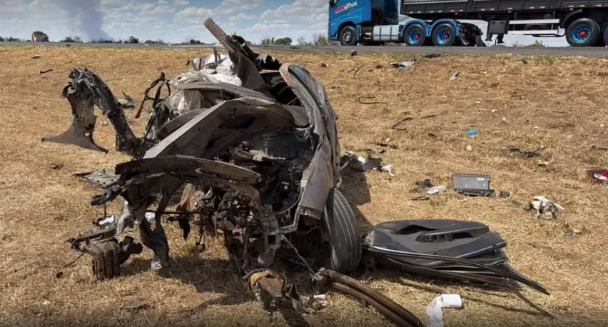 Carro fica destruído após bater de frente com carreta na Bahia; três pessoas morrem