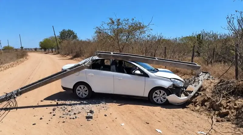 Carro sai da pista e atinge poste durante acidente em Conceição do Coité