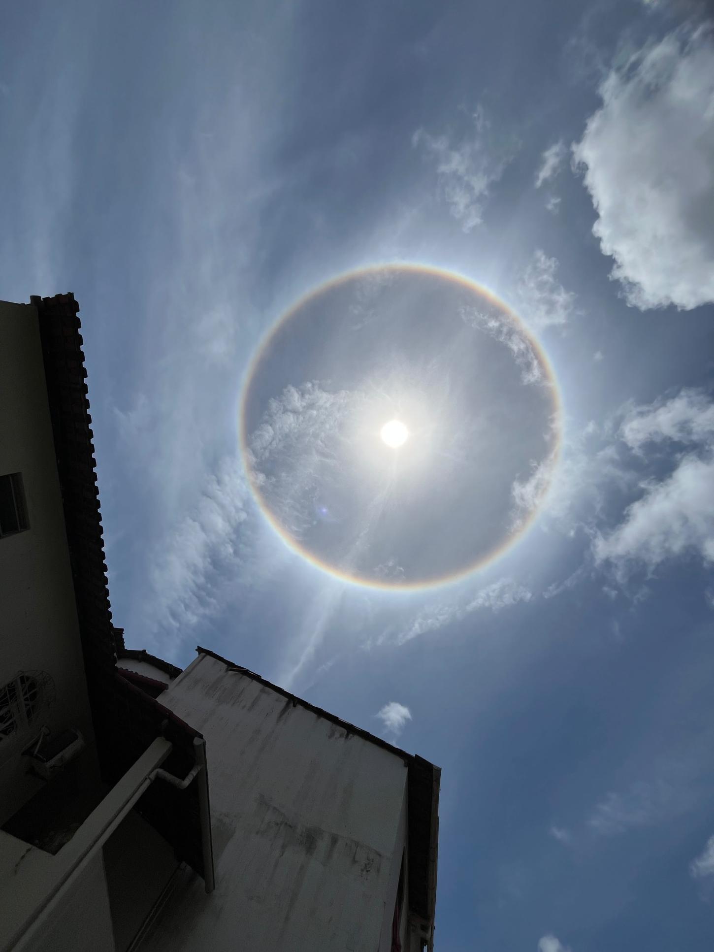 Cena incomum no céu de Salvador chama atenção nesta sexta-feira; veja o que significa