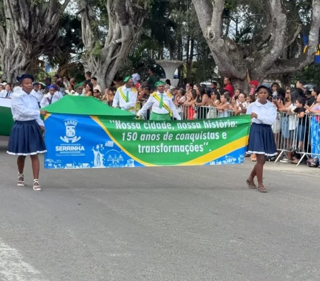 Desfile de 7 de Setembro reúne escolas e grupos culturais na celebração dos 150 anos de Serrinha