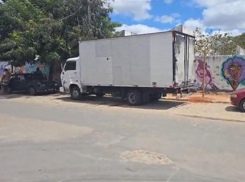 Fiscalização barra entrada de dois caminhões de ambulantes não autorizados no circuito da Micareta de Serrinha