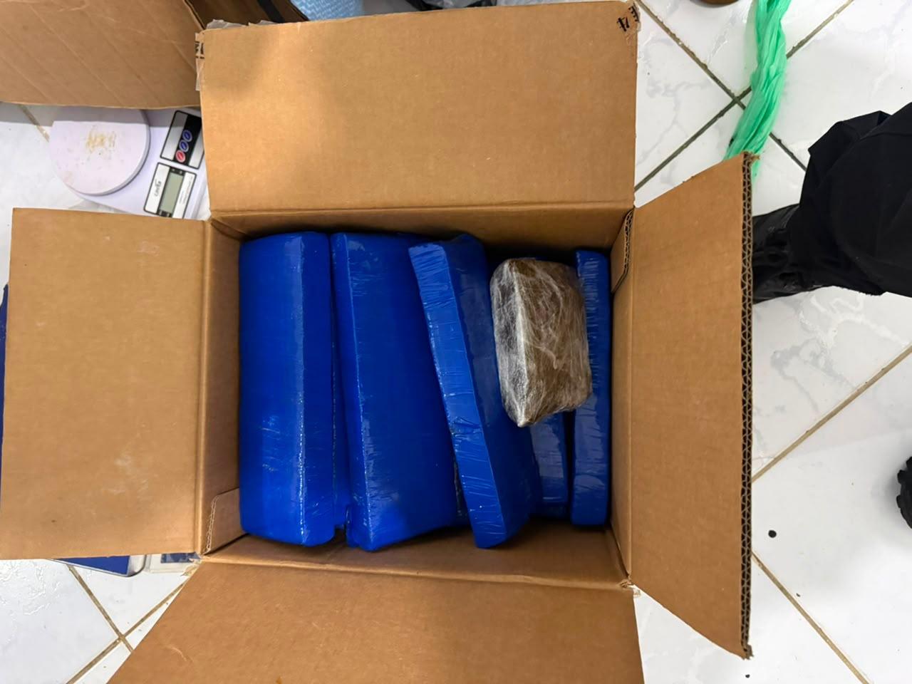 Funcionária de transportadora é presa após suspeita de enviar drogas escondidas em eletrodomésticos