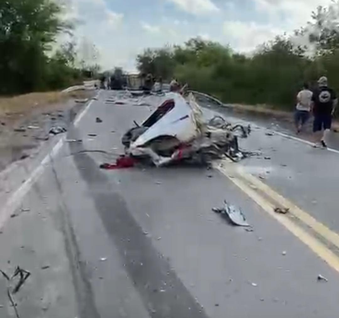 Grave acidente envolvendo caminhão e van é registrado na BR-116 Norte