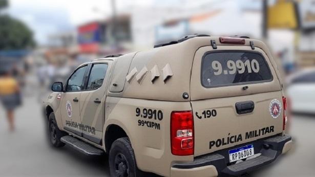 Homem é detido após desacatar policiais e resistir à prisão durante ocorrência em Serrinha
