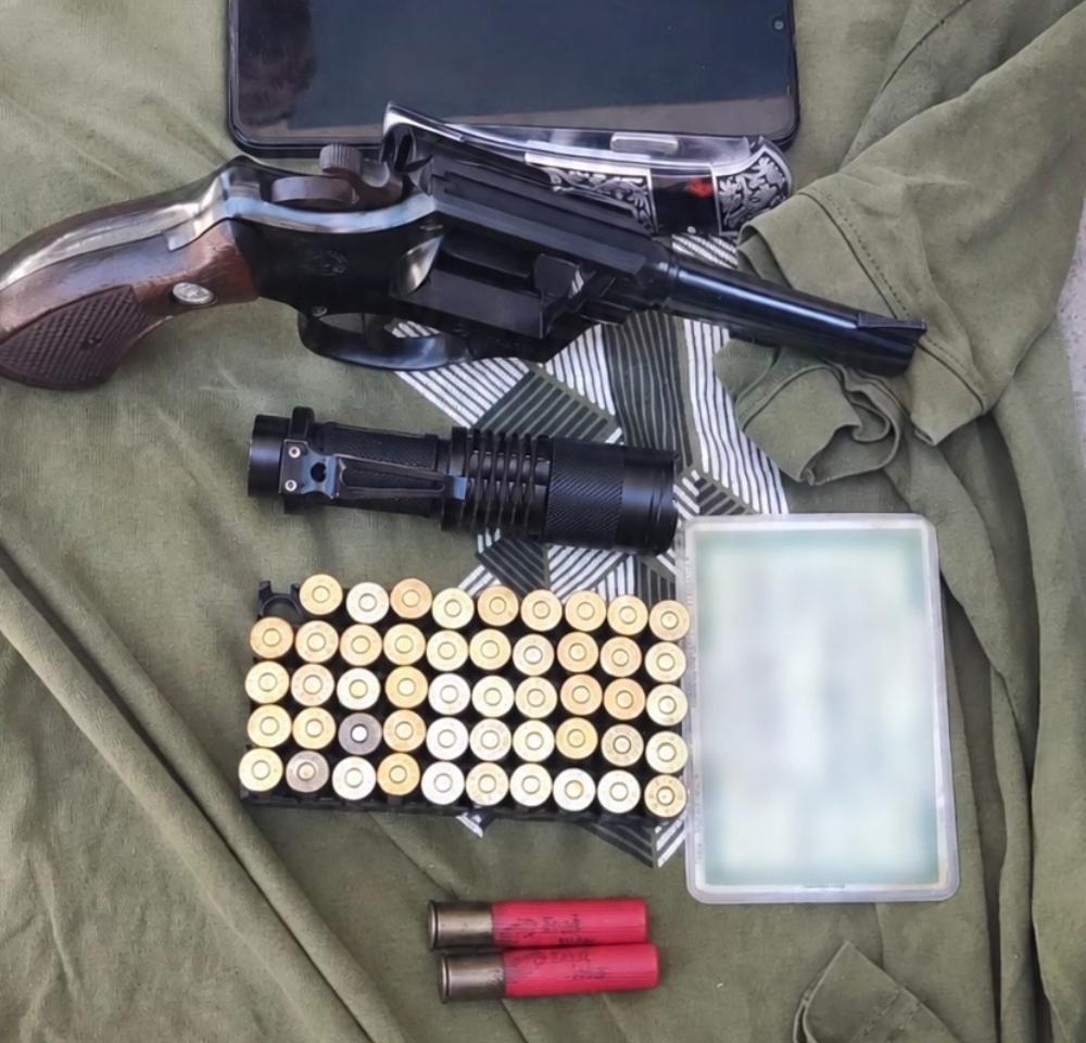 Homem procurado por homicídio em MG é preso com revólver e munições em rodoviária de Serrinha