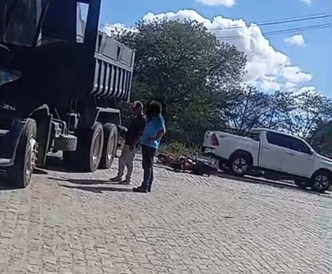 Motociclista fica ferido após colisão com caçamba na BR-116, em Serrinha