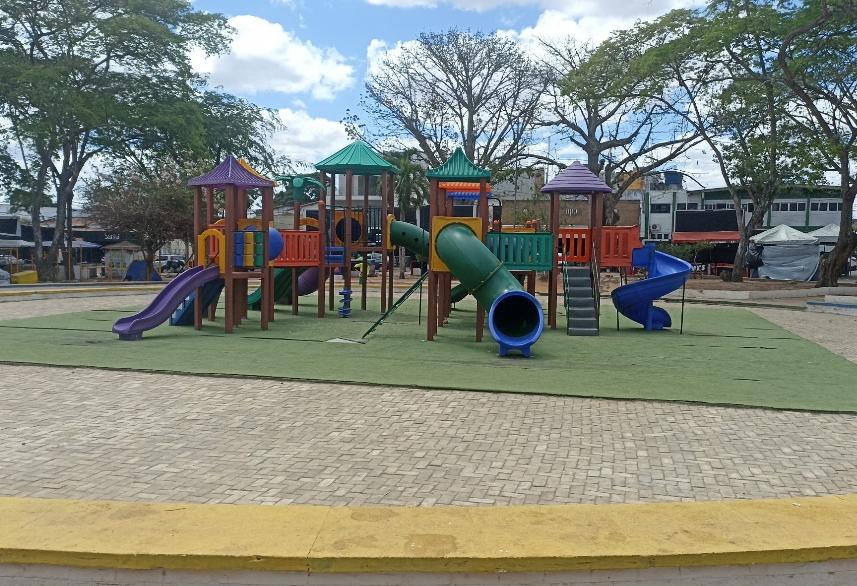 Nova Praça Morena Bela: prefeito Cyro esclarece dúvida sobre área infantil e revela previsão de entrega
