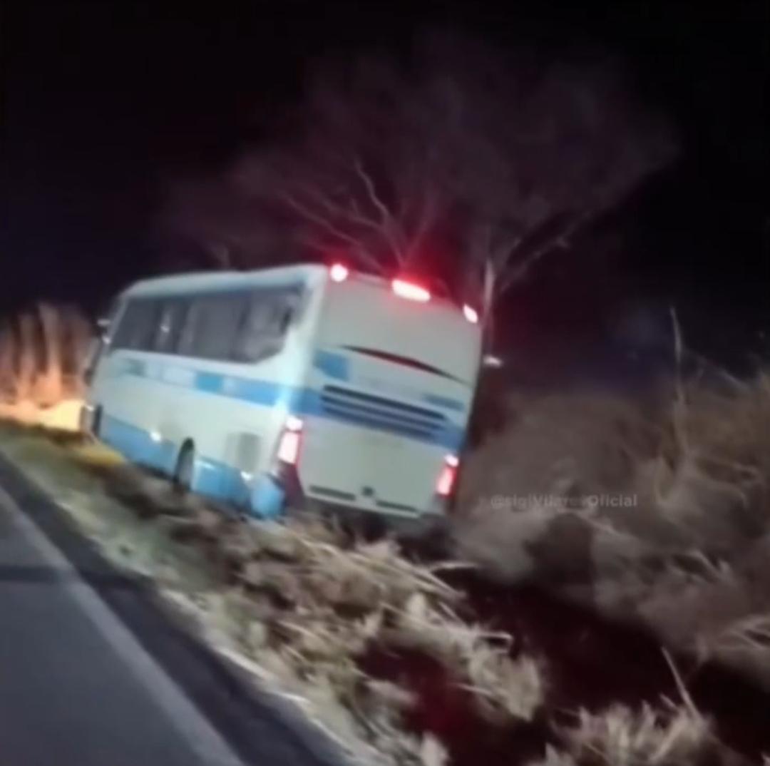 Ônibus da Novo Horizonte sai da pista e assusta passageiros próximo ao destino final na Bahia