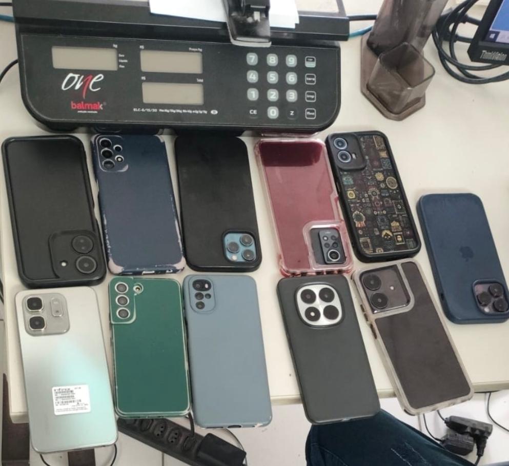 PM apreende 11 celulares em pousada de Serrinha após denúncia de furto durante a Micareta