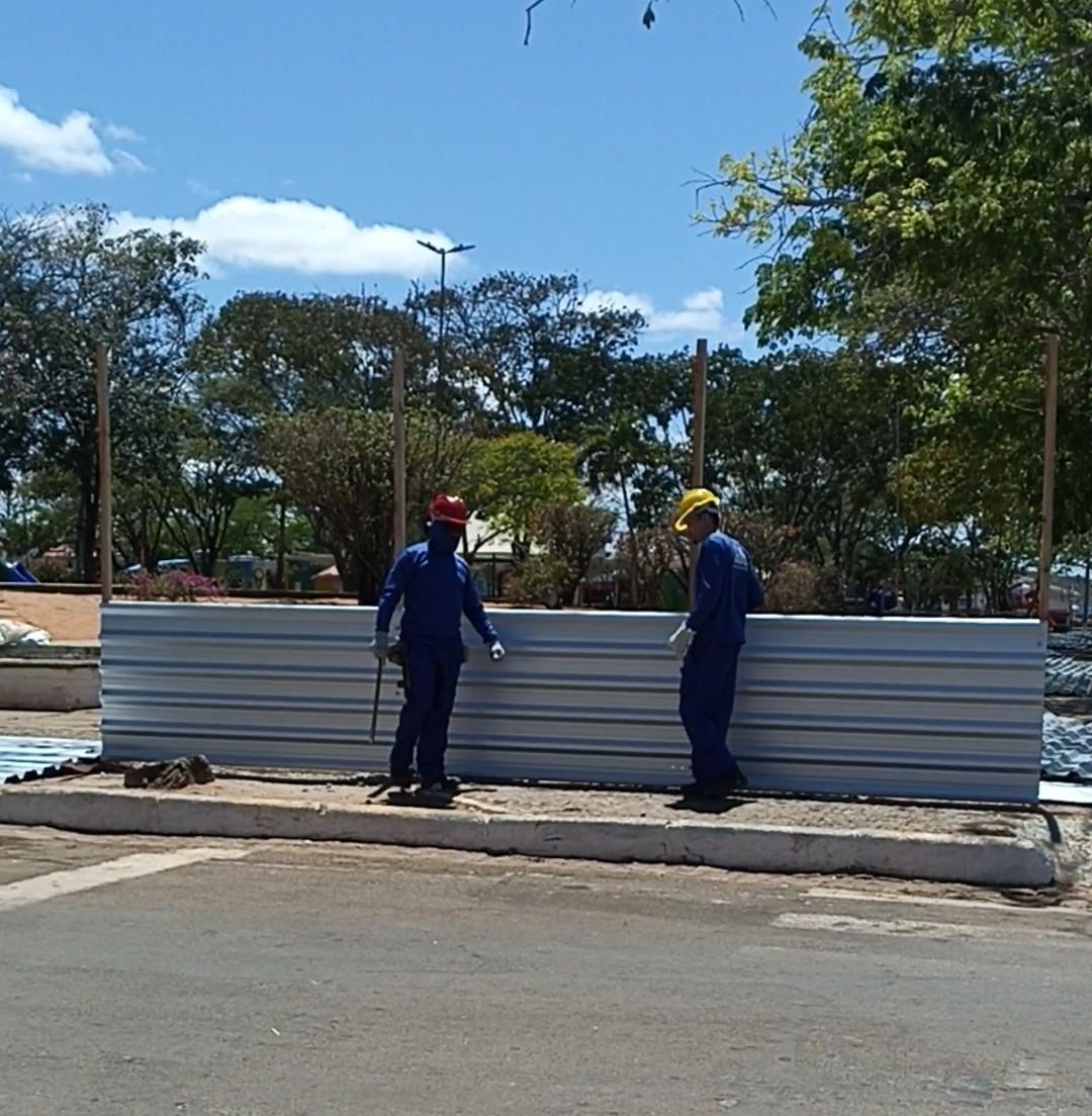 Praça Morena Bela começa a ser fechada com instalação de tapumes para nova obra