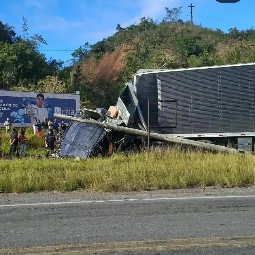 Vídeo: carreta florestal é destruída após ser atingida por caminhão na BR-101, em Alagoinhas