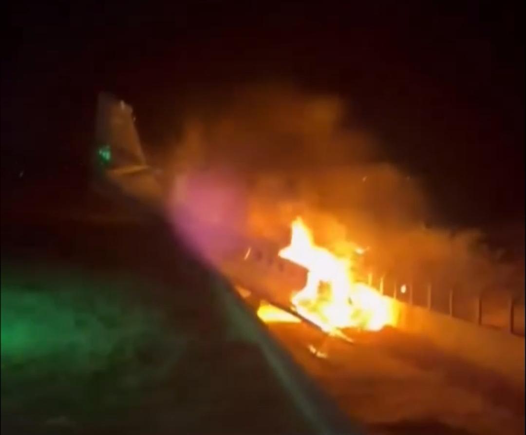 Vídeo mostra avião que transportava Rey Vaqueiro sendo consumido pelo fogo após pouso no RN