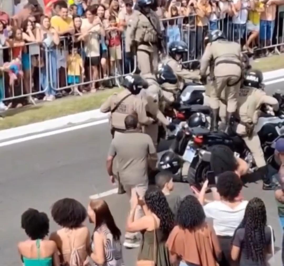 Vídeo: policiais militares caem de motos durante apresentação no desfile de 7 de Setembro em Feira de Santana