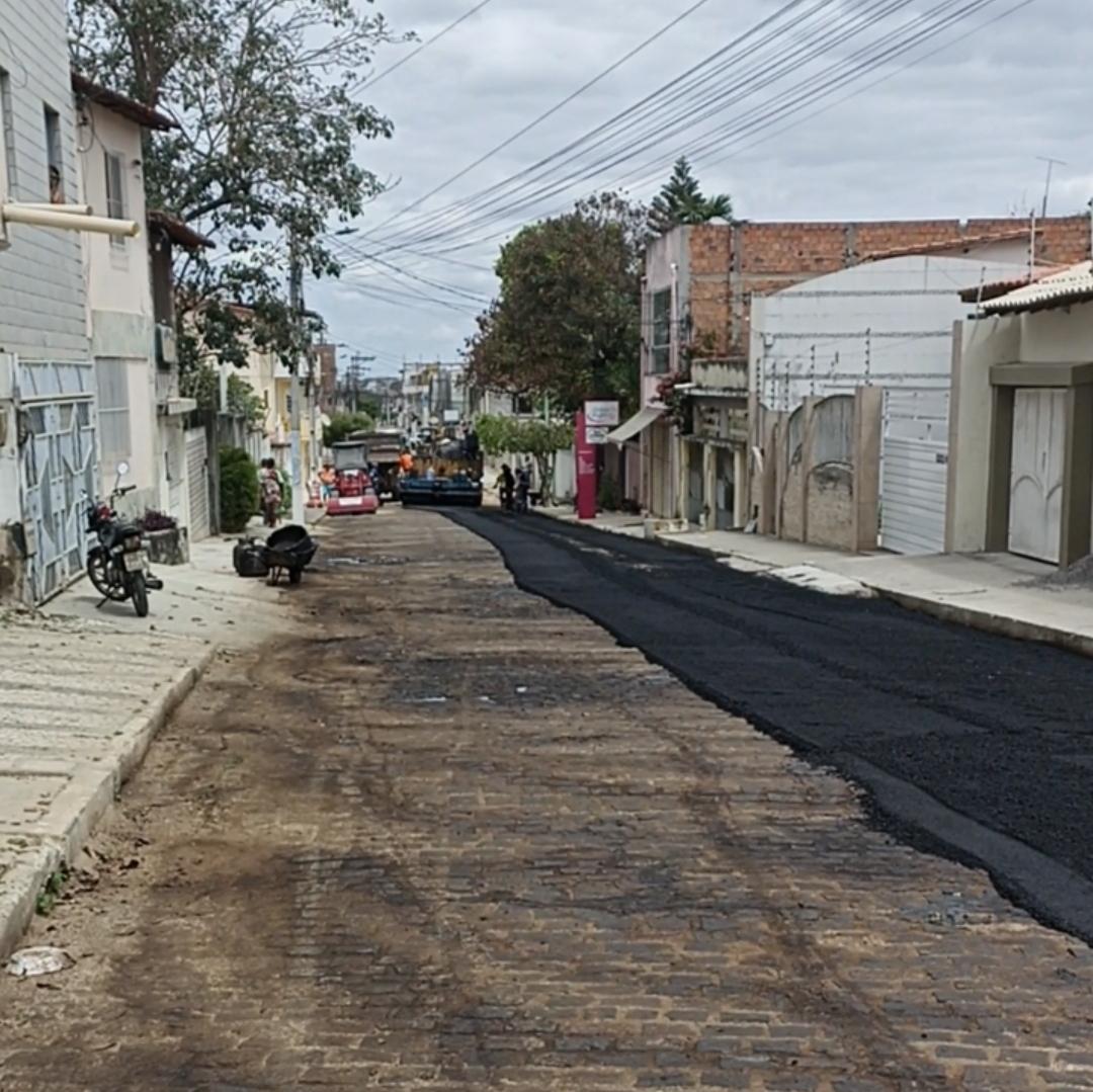 Vídeo: Rua Álvaro Augusto começa a receber pavimentação asfáltica