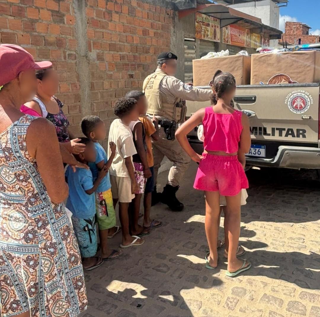 16º BPM distribui mais de 500 brinquedos para crianças de três bairros de Serrinha