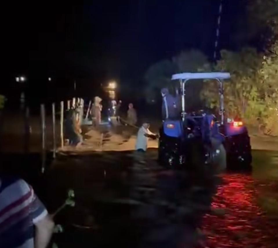 Ambulância com criança é arrastada por correnteza em Queimadas; moradores fazem resgate
