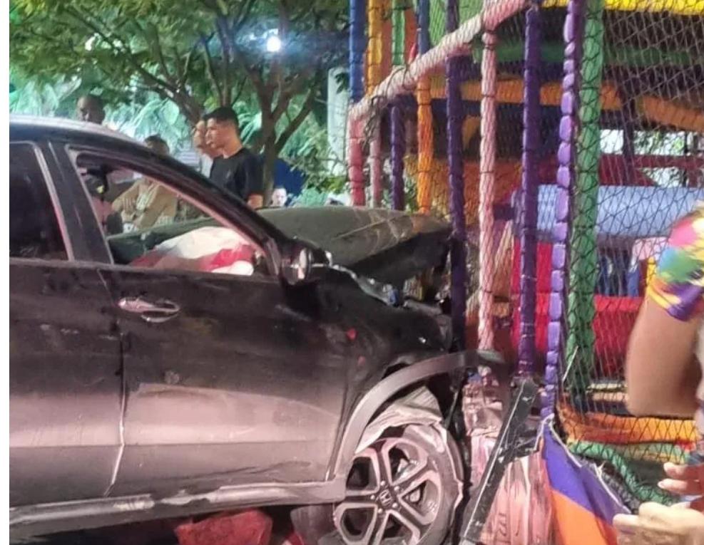 Carro atinge brinquedo infantil na Praça da Babilônia, em Conceição do Coité; motorista teria passado mal ao volante