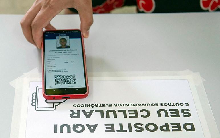 Celular pode ser usado no dia da eleição? Veja até quando é permitido e o que diz o TSE
