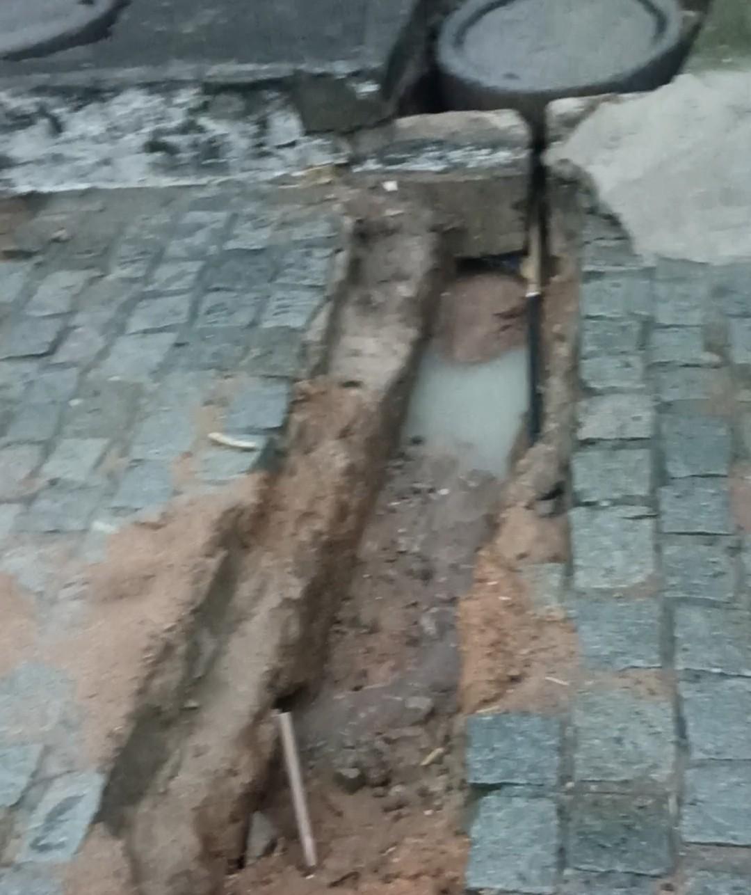 Chuva forte abre crateras em ruas de Serrinha após obras de esgotamento sanitário da Embasa