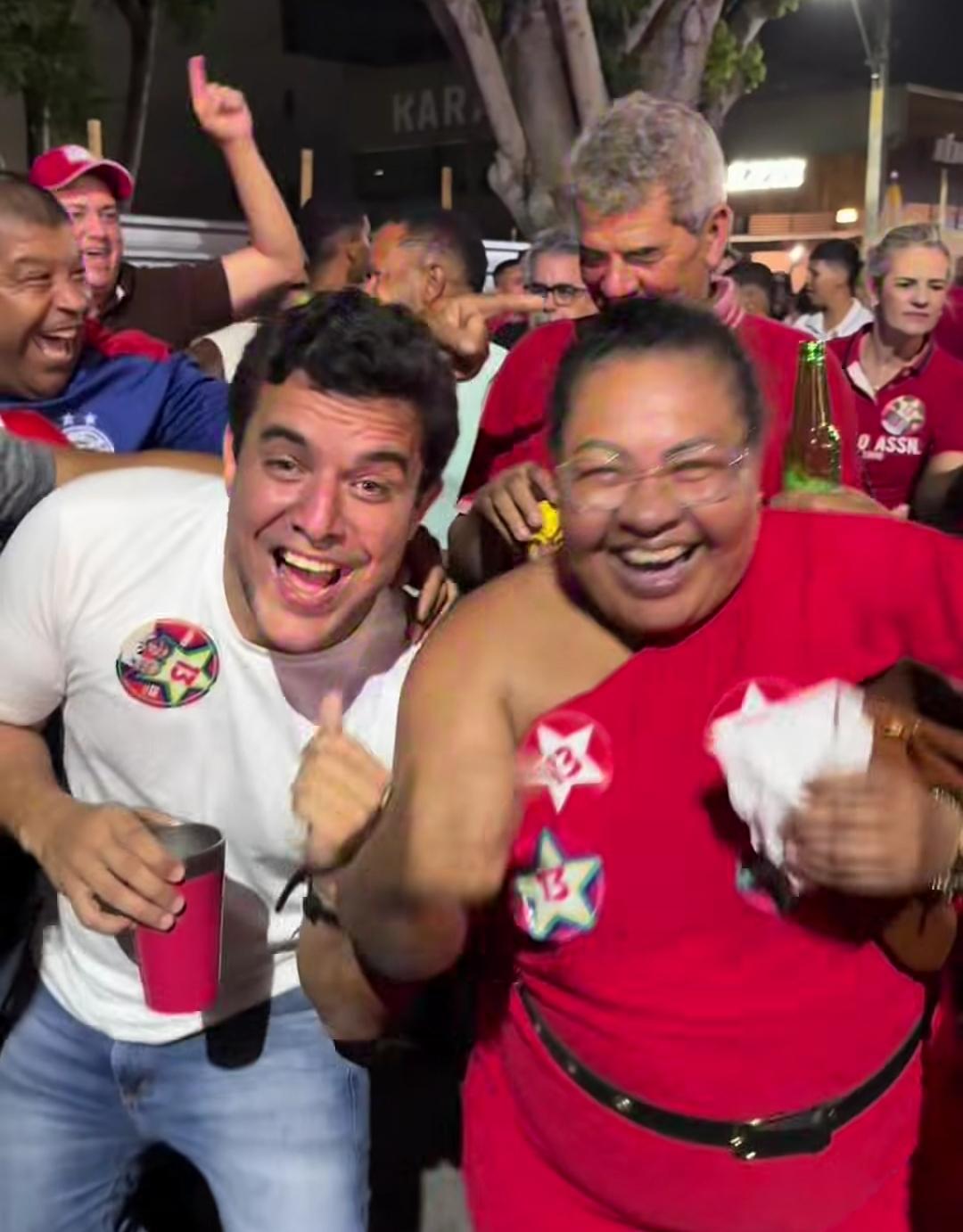 Com direito a piscina, trio elétrico e muito axé, prefeito Cyro comemora vitória de Lula em Serrinha