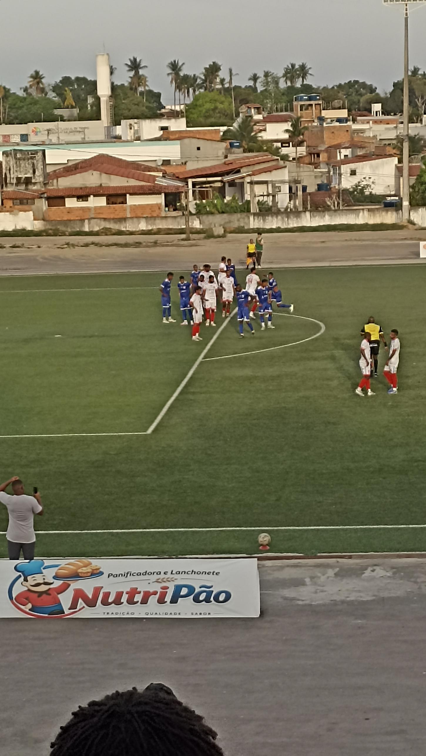 Com gols de zagueiros, Serrinha e Itapetinga empatam no jogo de ida das 8ªs de Final do Intermunicipal