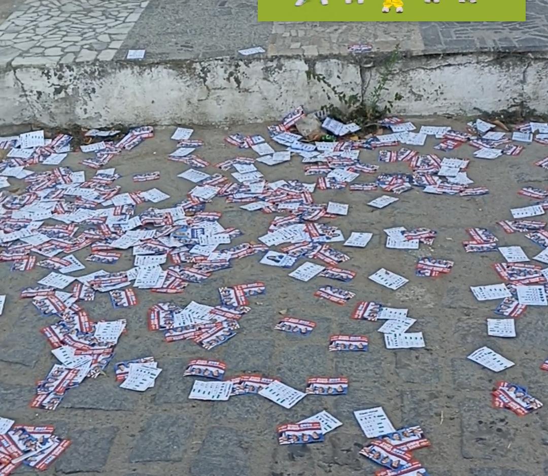 Crime eleitoral: ‘derramamento de santinhos’ deixa ruas de Serrinha sujas; Veja vídeo