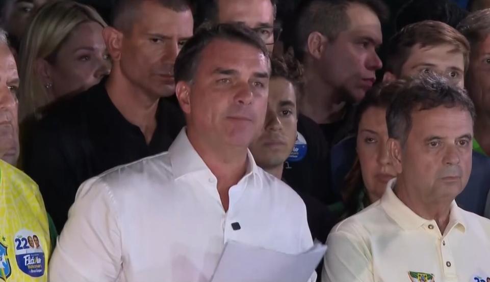Flávio Bolsonaro contesta eleição após sua campanha também pedir prorrogação da votação
