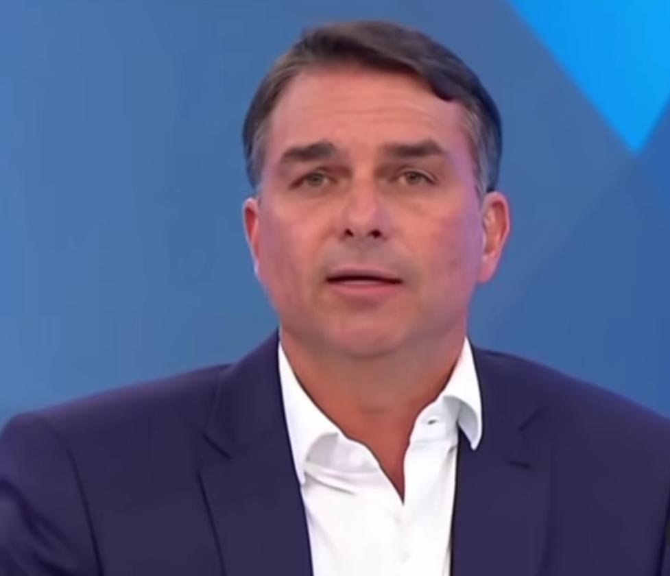 Flávio Bolsonaro deixa o Brasil e chega aos EUA após descumprir ordem de entregar passaporte