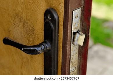 Homem é conduzido à delegacia após ameaçar companheira e quebrar porta de casa em Serrinha