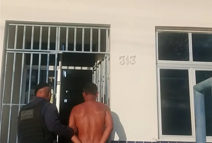Homem é preso suspeito de agredir três filhos e atacar esposa com óleo quente em Santaluz