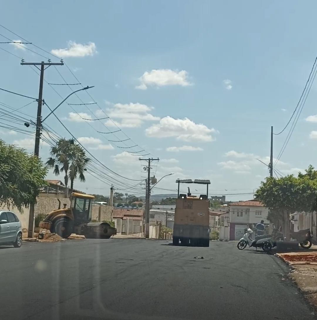 Importante rua em Serrinha recebe pavimentação asfáltica e amplia corredor de acesso entre a região da Morena Bela e a BR-116 Norte
