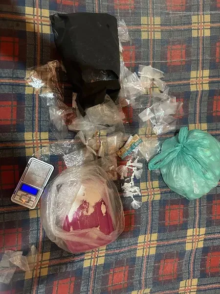 Jovem é levado à delegacia após apreensão de cocaína e materiais usados para embalar drogas em Valente
