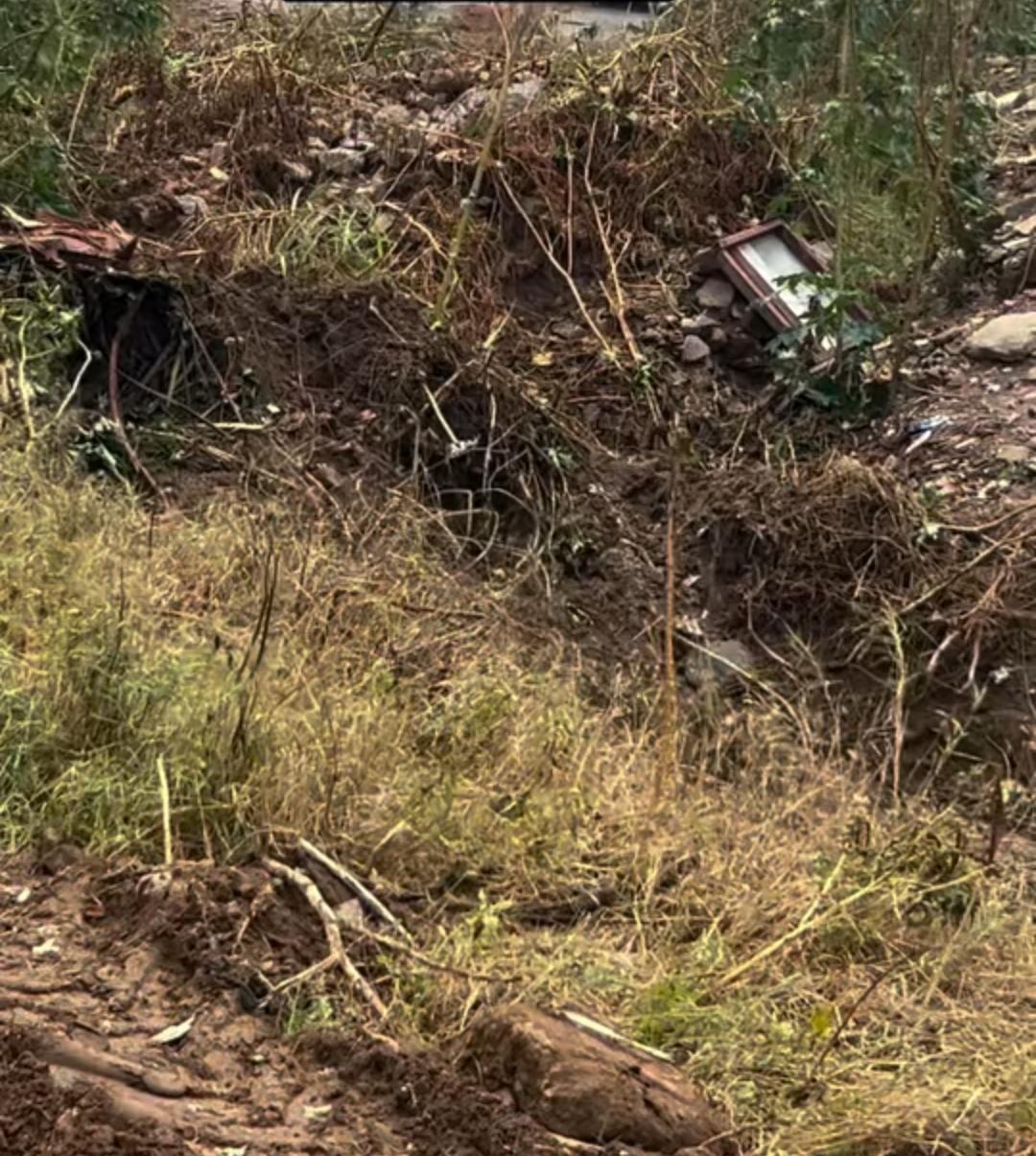 Lixo acumulado impede escoamento da água e provoca alagamentos na Colina das Mangueiras, em Serrinha; Veja vídeo