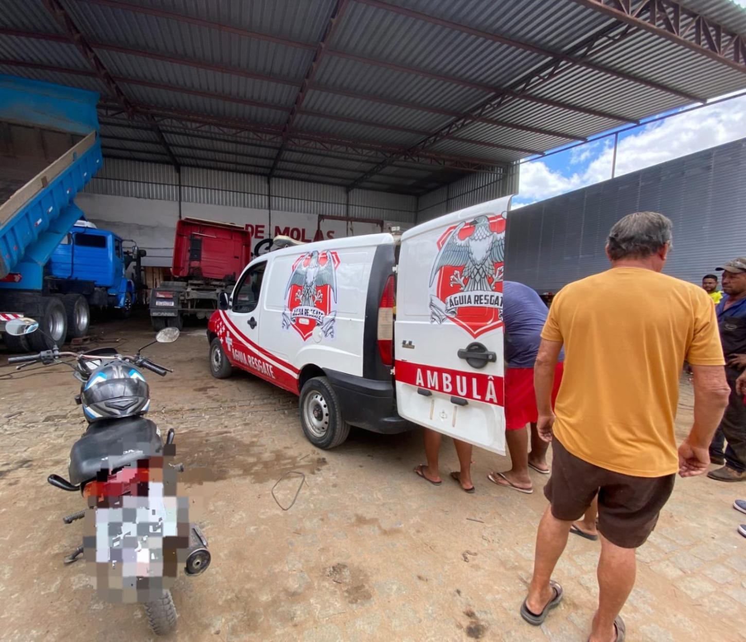 Mecânico fica ferido após caminhão despencar durante reparo em oficina de Conceição do Coité