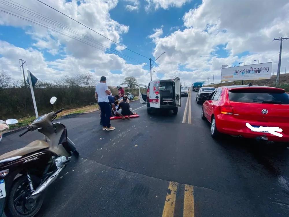 Motociclista fica ferida após colidir na traseira de carro na BA-409, entre Coité e Serrinha