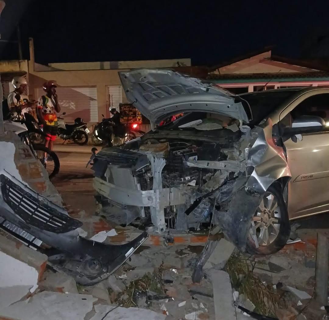 Motorista morre após carro atingir moto e colidir contra parede em Coité; Suspeita é de mau súbito