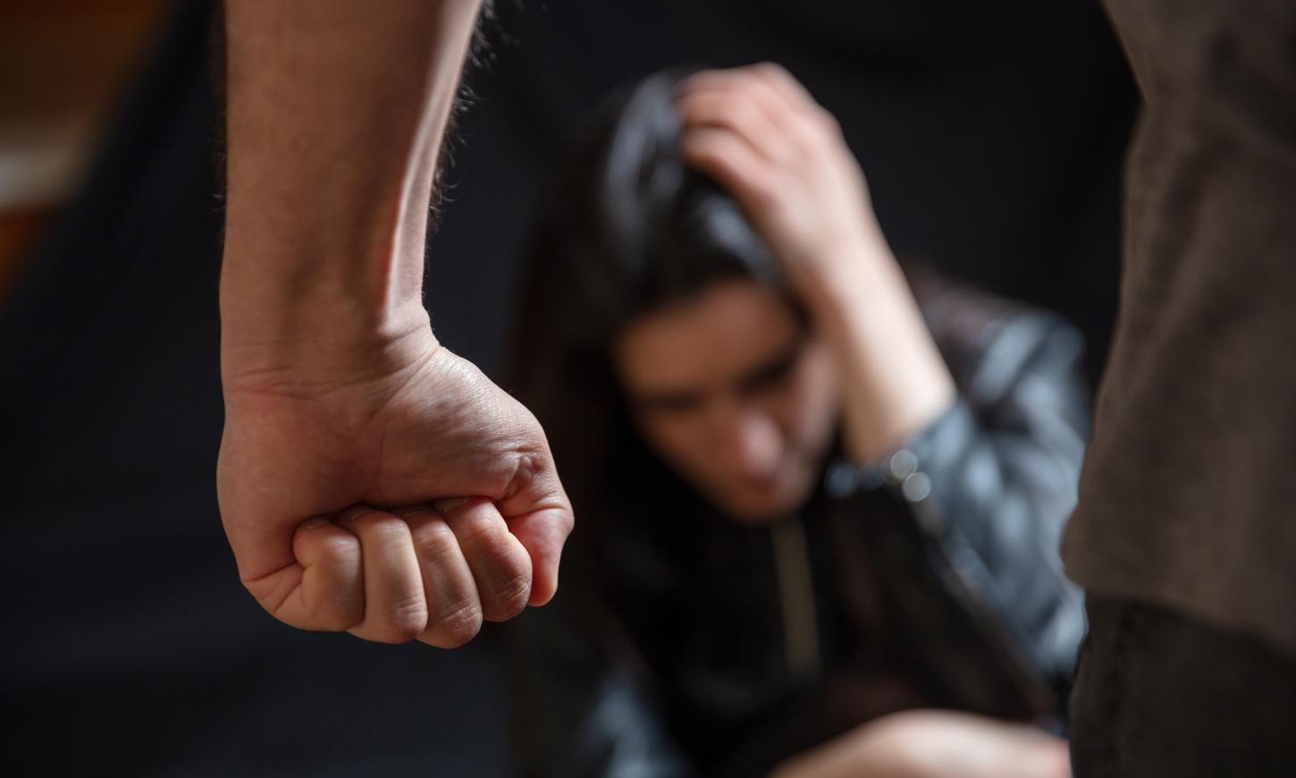 Mulher denuncia companheiro por agressão na frente dos três filhos em Serrinha