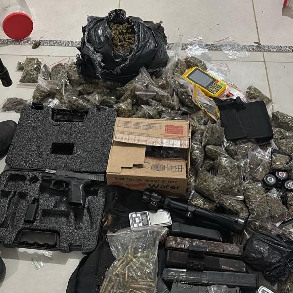 Mulher é flagrada com arsenal e drogas na rodoviária de Feira de Santana; segundo suspeito também é preso