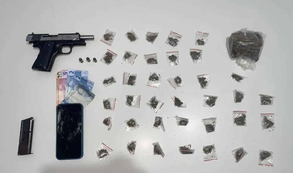 Operação policial termina com suspeito morto e apreensão de arma e drogas em Conceição do Coité