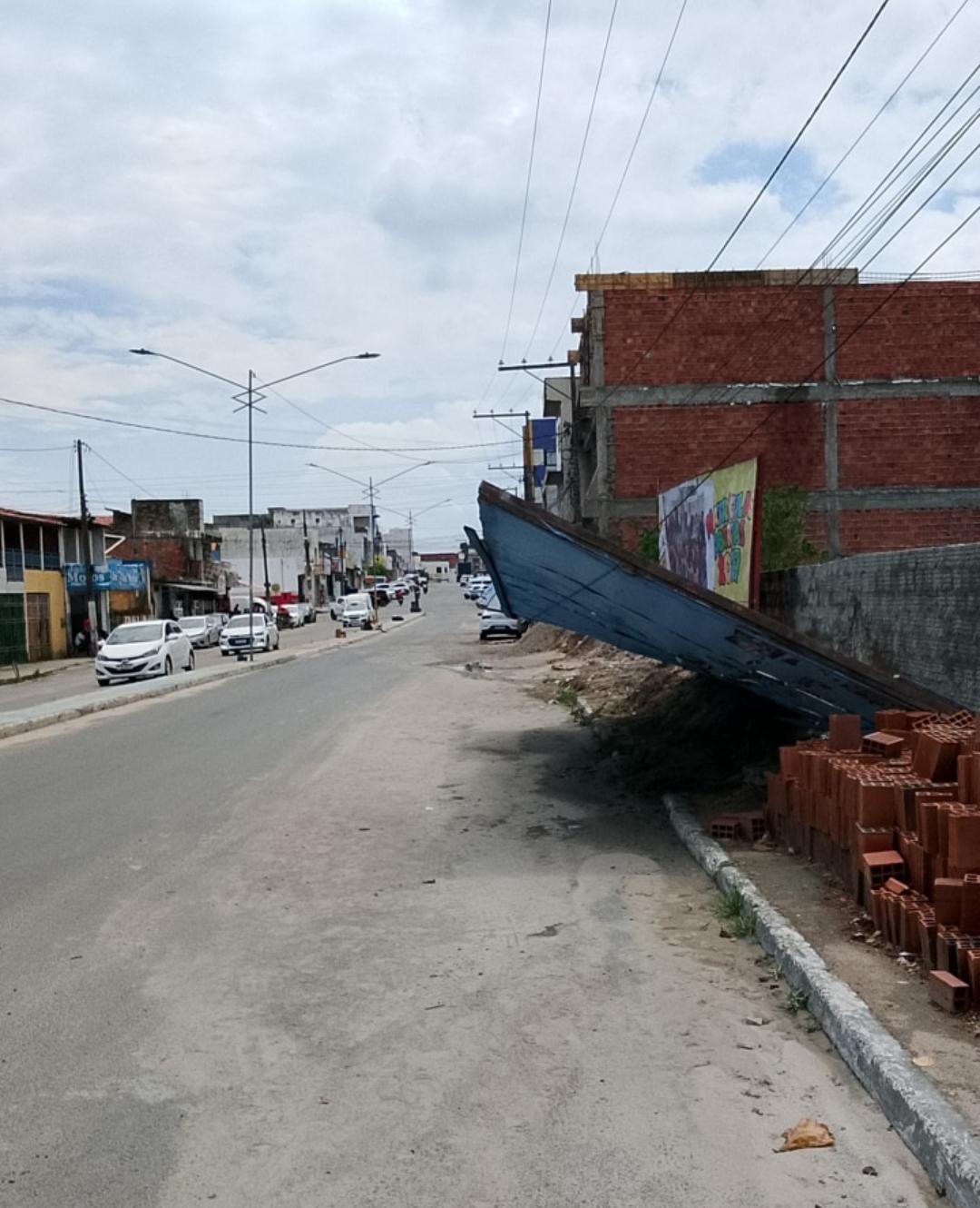 Placa de publicidade com risco de queda preocupa pedestres e condutores em Serrinha