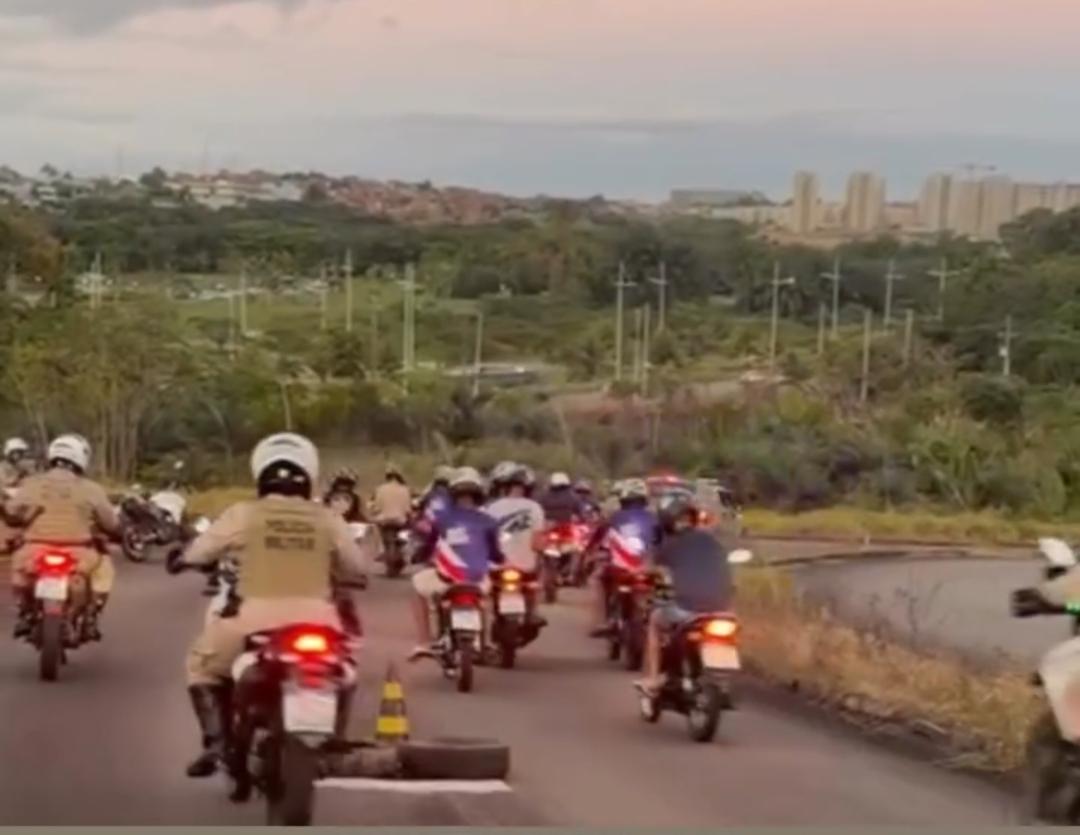 PM remove mais de 10 motocicletas durante fiscalização contra prática de “grau” na Avenida Paralela, em Salvador