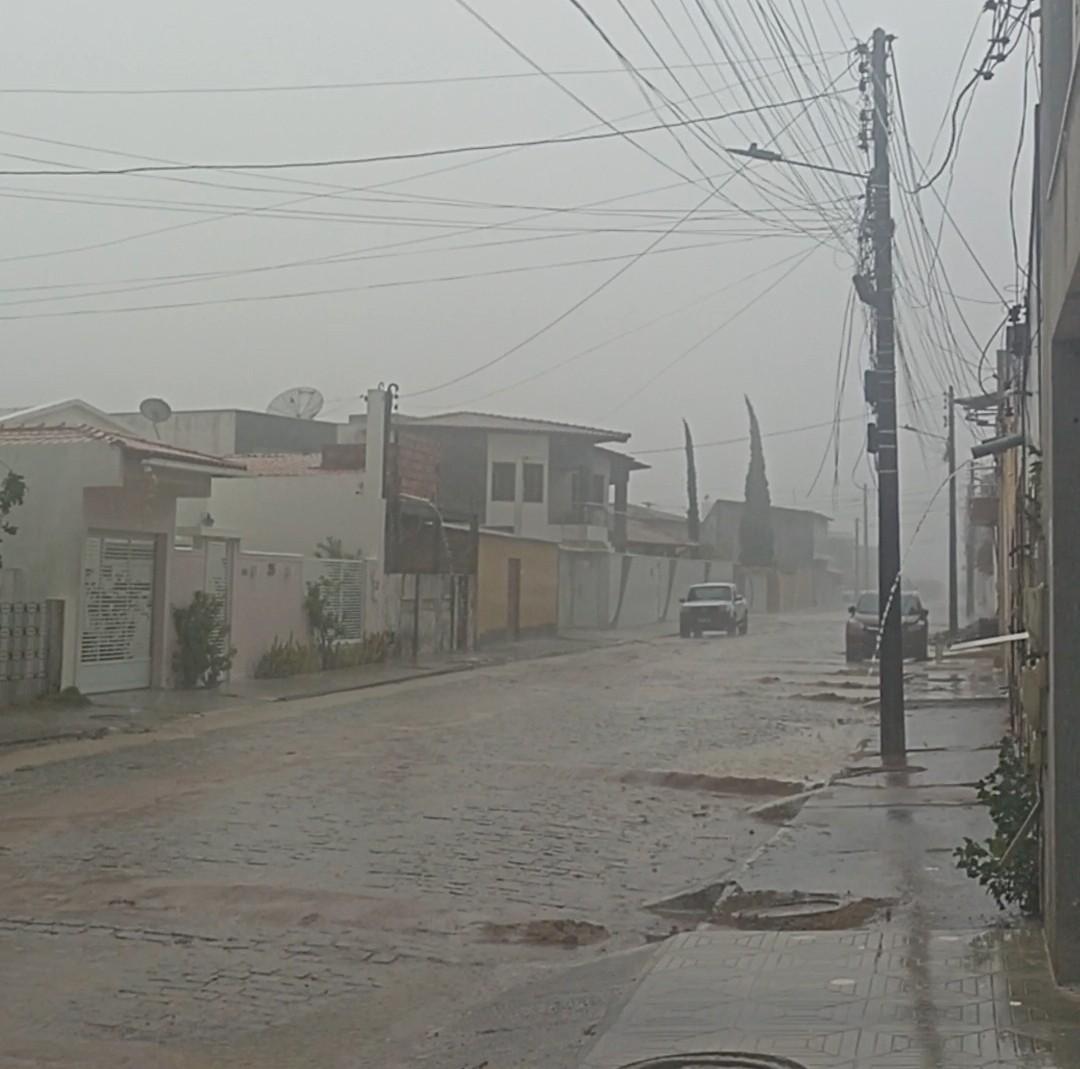 Previsão se confirma e chuva chega a Serrinha após período de estiagem