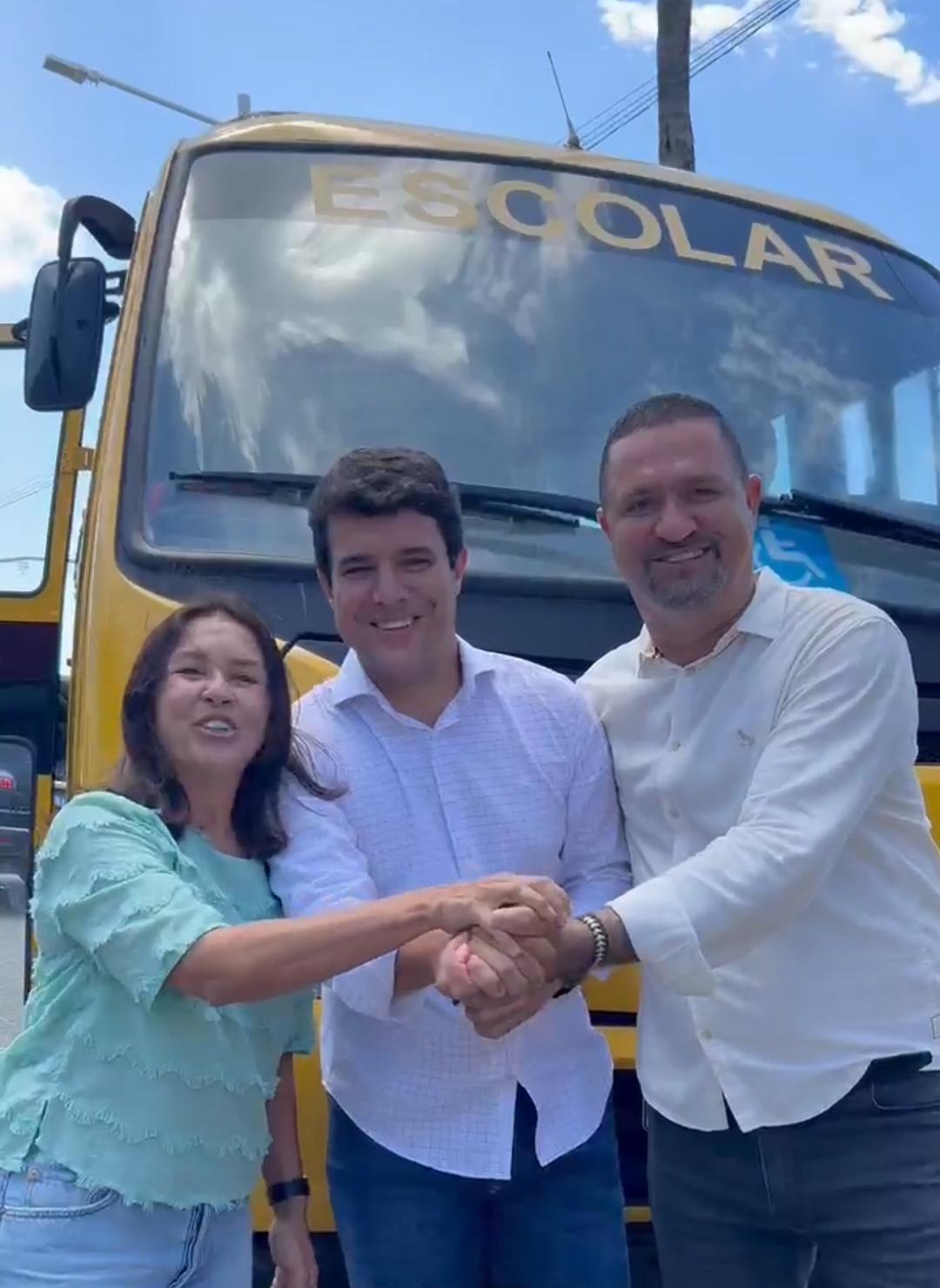 Serrinha recebe novo ônibus escolar em entrega do Governo da Bahia