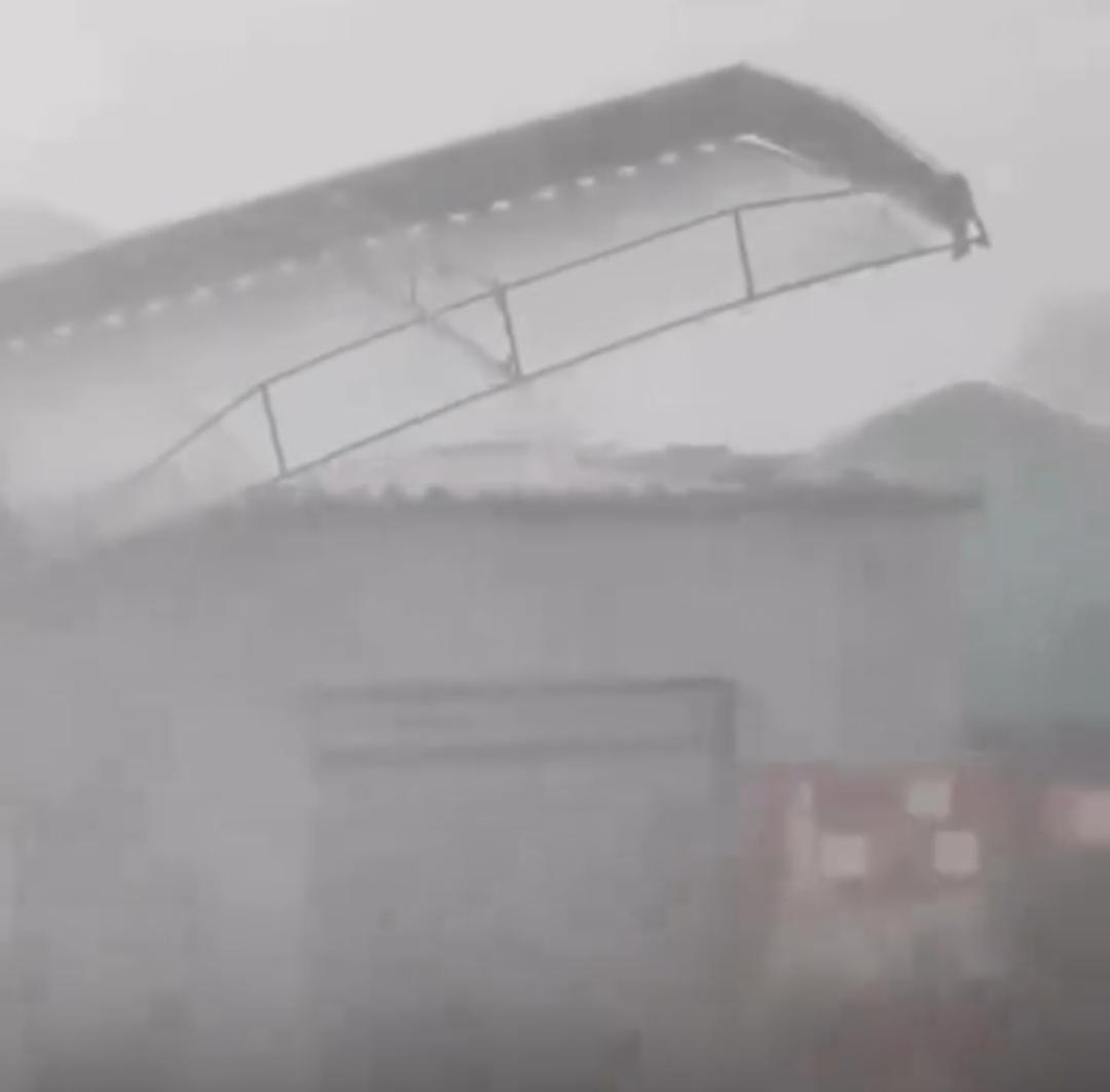 Temporal com ventos fortes provoca estragos no município de Quijingue; veja vídeo