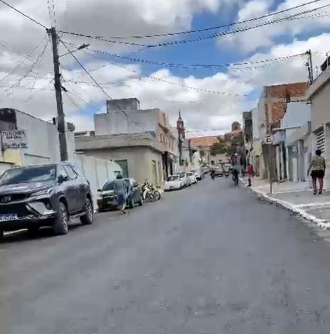 Vereadores Gilberto Carvalho e Marleide Barreto celebram pavimentação de rua que integra o trajeto da Procissão do Fogaréu em Serrinha