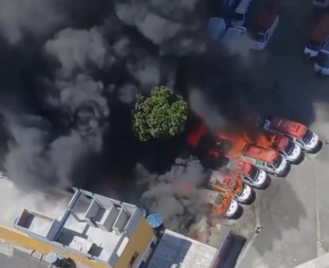 Vídeo: incêndio atinge área de ambulâncias do Samu em Salvador; Há suspeita de ação criminosa