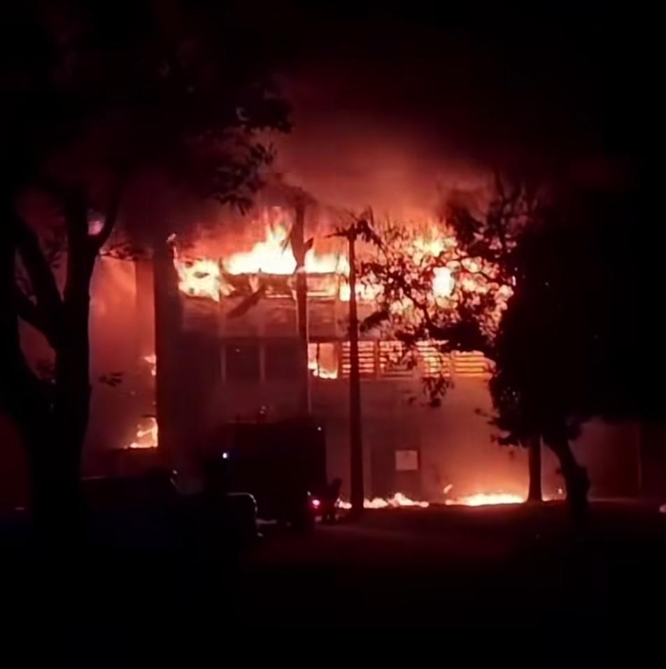Vídeo: incêndio de grandes proporções destrói prédio de inovação da UFPE no Recife