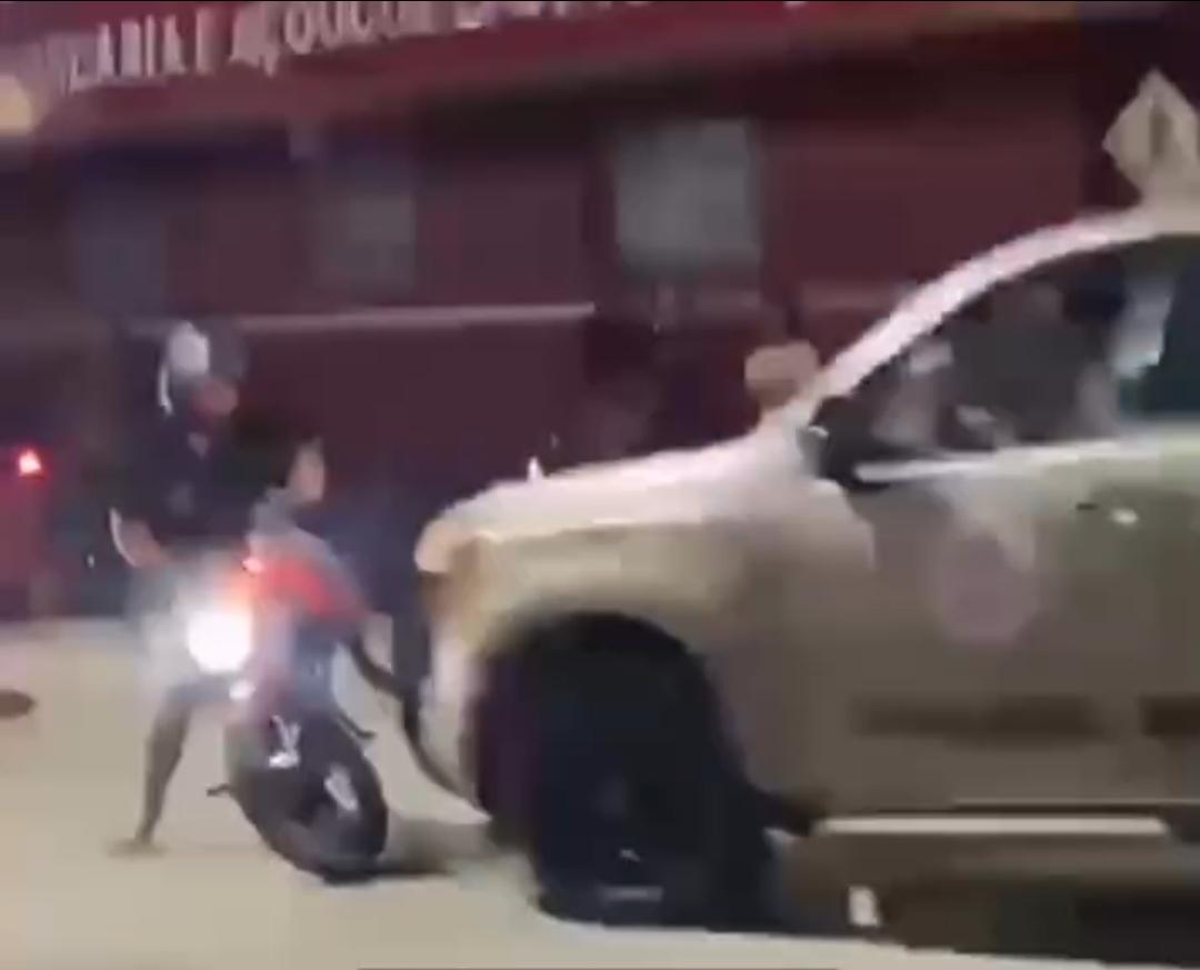 Vídeo: motociclista faz “grau”, tem veículo derrubado pela viatura, e ocorrência termina em confusão na Bahia